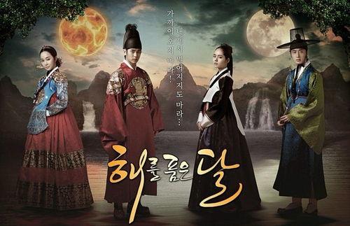 拥抱太阳的月亮图片